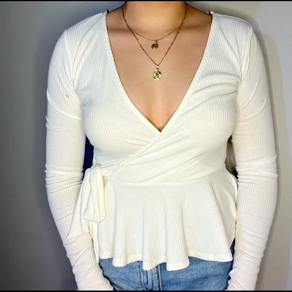 Long sleeve ribbed top.